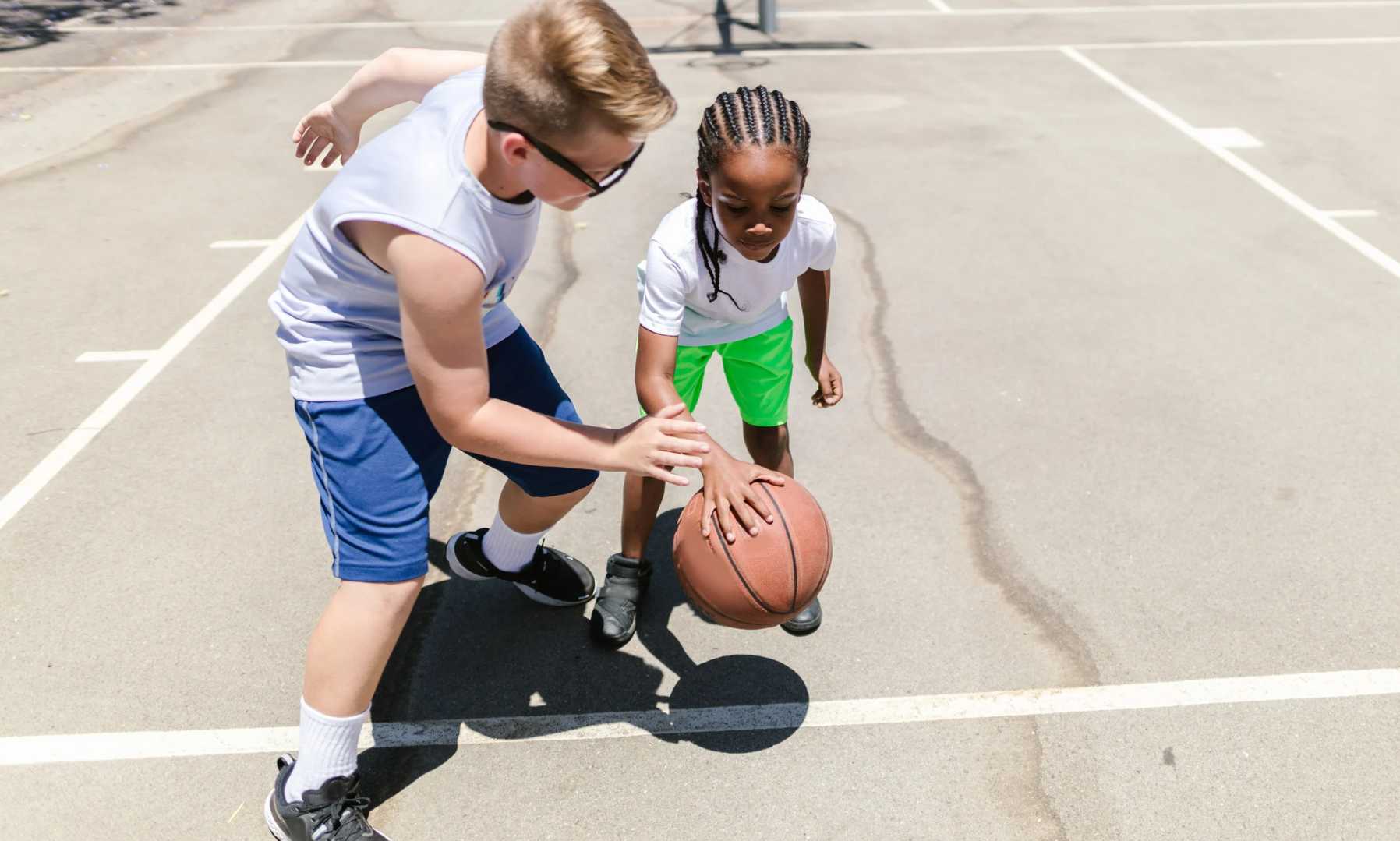 2 kids playing basketball