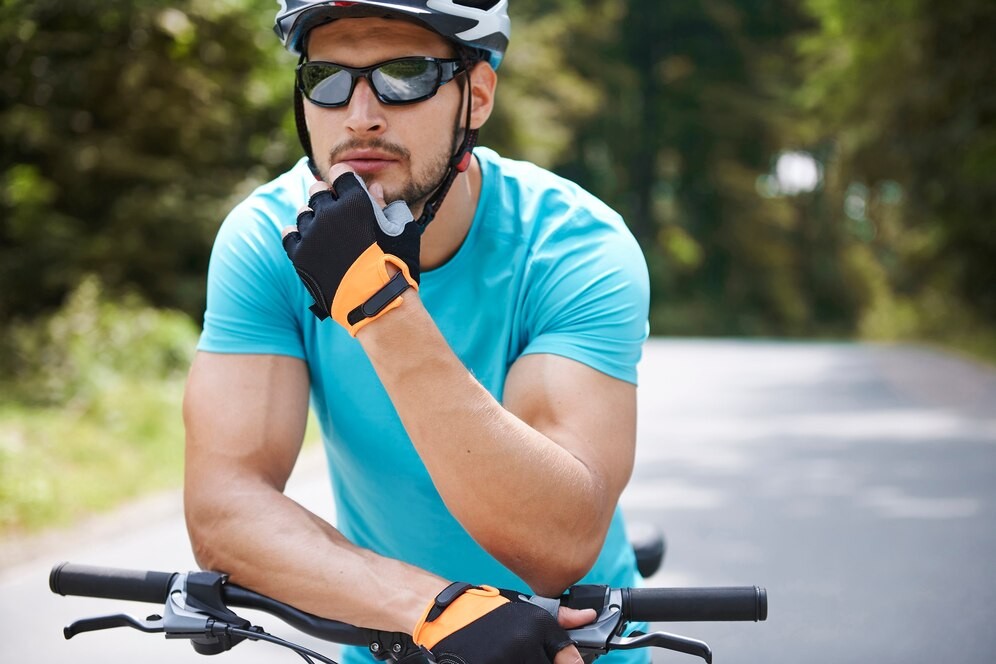 Man wearing bicycle Goggle